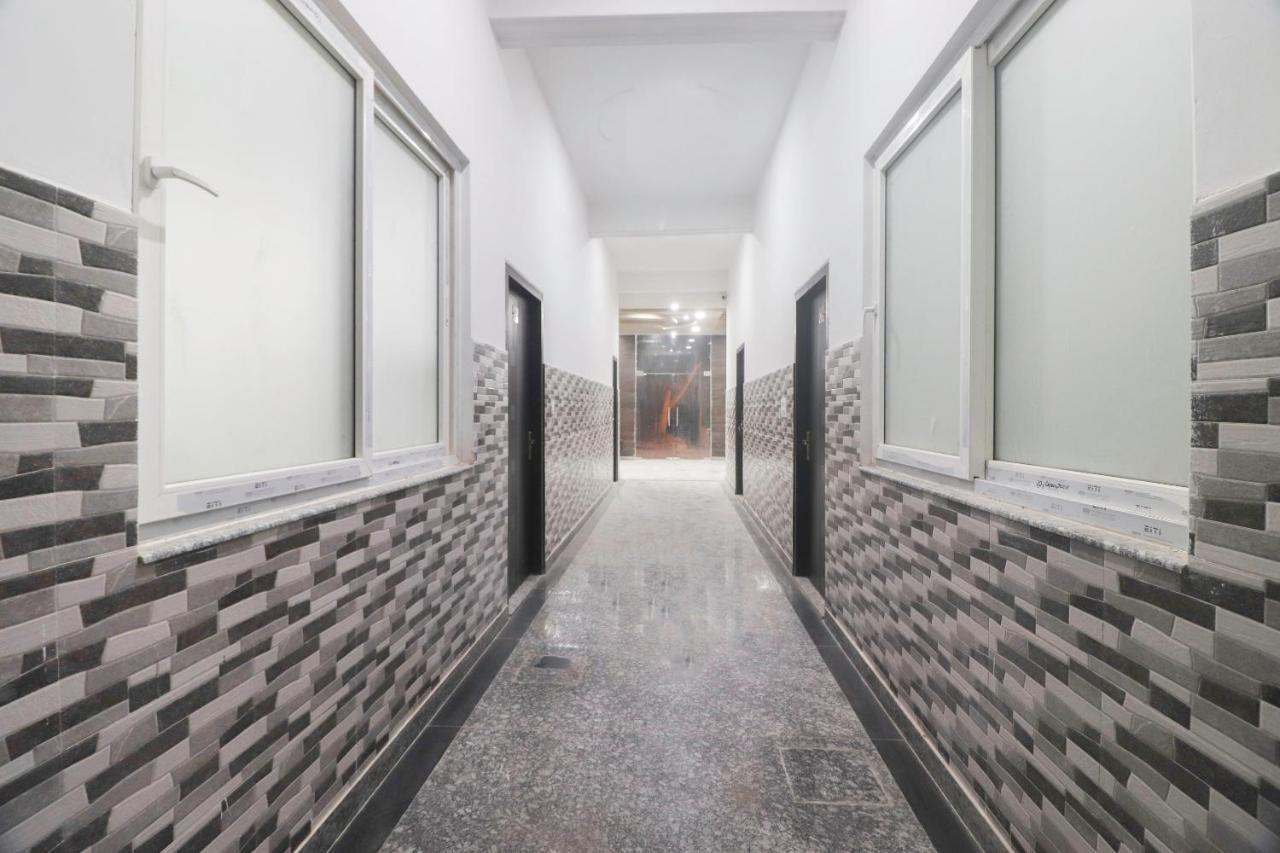 Oyo 67215 Shri Hit Radha Bhawan Hotel Vrindavan Bagian luar foto