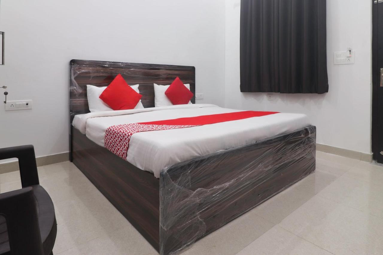 Oyo 67215 Shri Hit Radha Bhawan Hotel Vrindavan Bagian luar foto