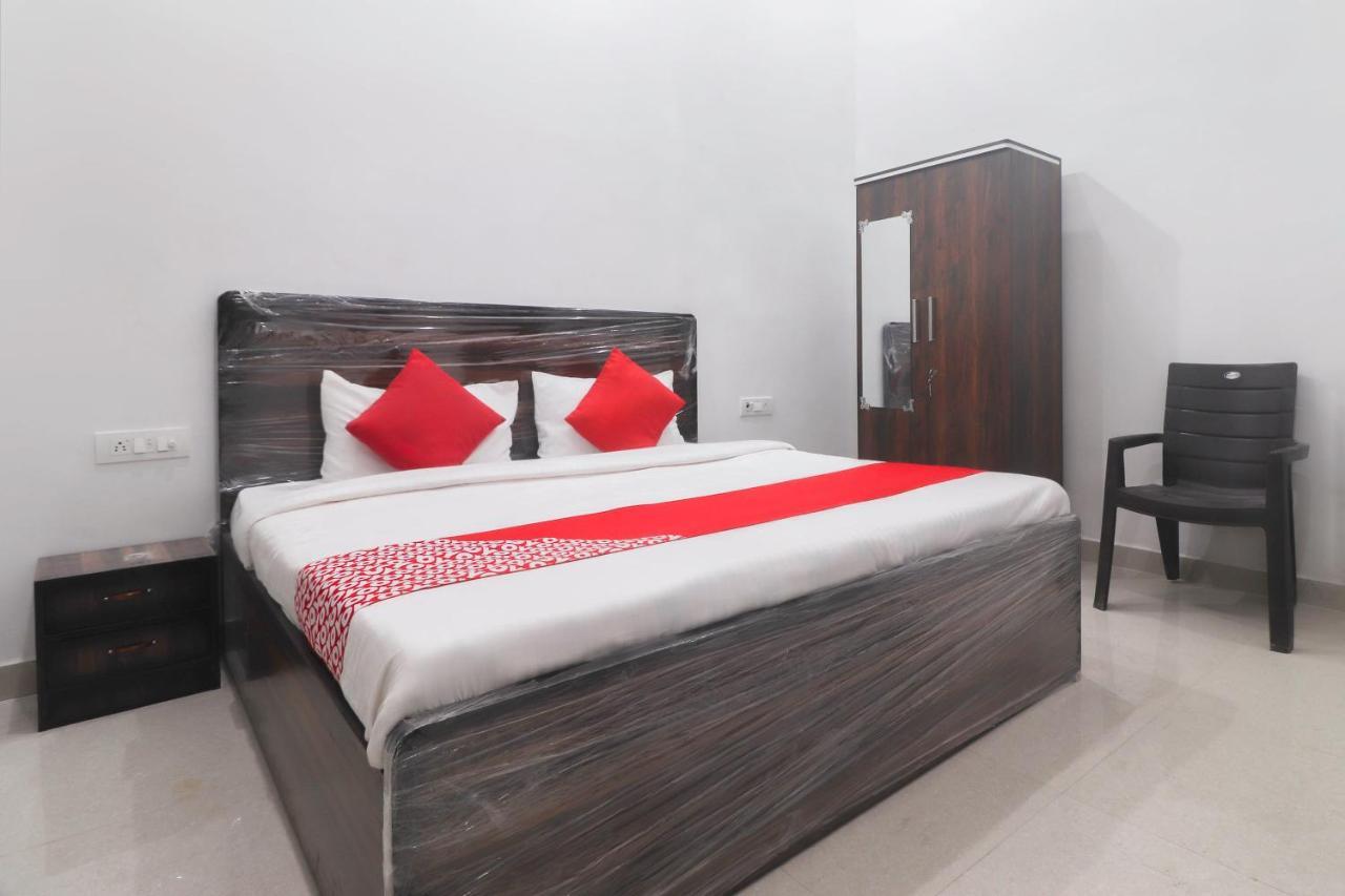 Oyo 67215 Shri Hit Radha Bhawan Hotel Vrindavan Bagian luar foto
